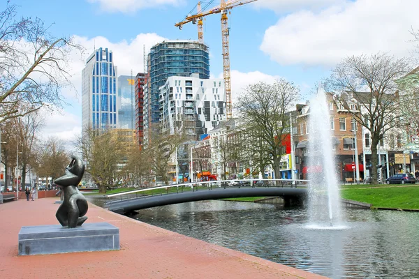 桥和鹿特丹在运河上的喷泉。荷兰 — 图库照片