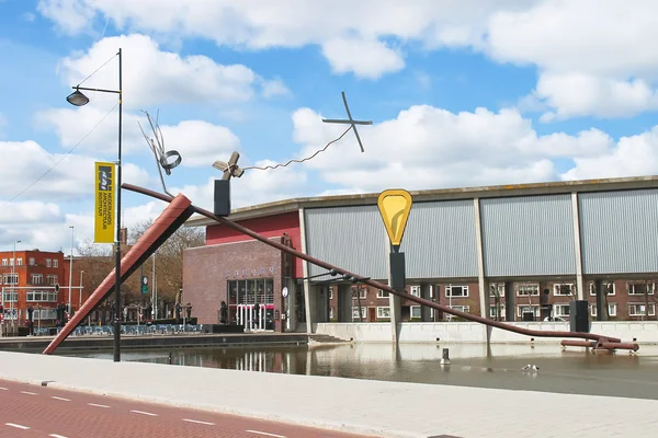 在鹿特丹泥大楼附近的抽象雕塑。ne — 图库照片