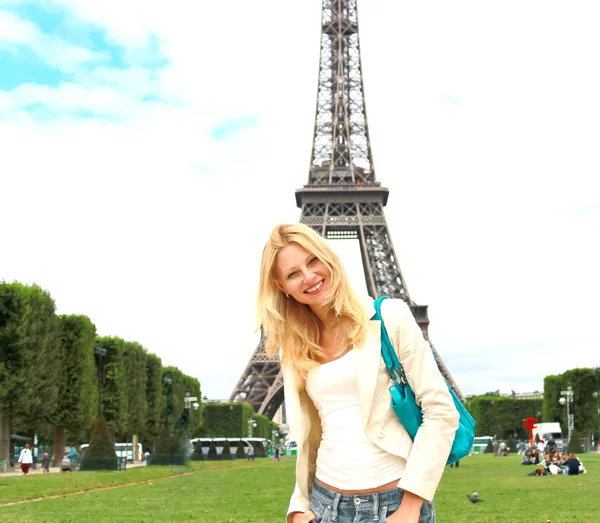 Vacaciones en París. Chica afortunada cerca de la Torre Eiffel — Foto de Stock