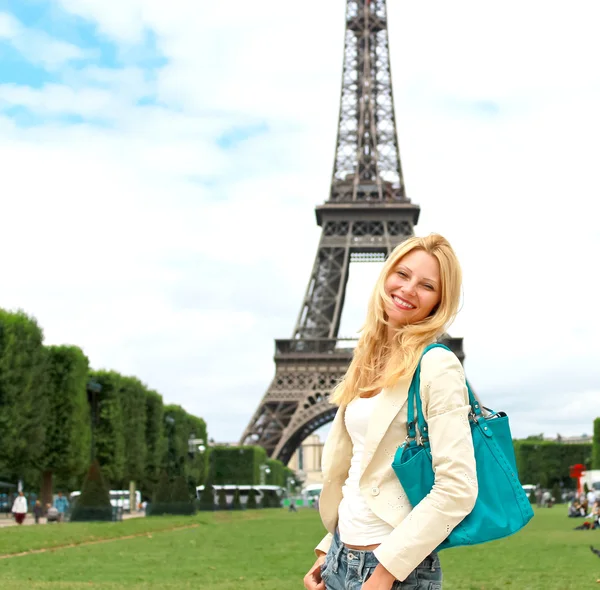 Vacation in Paris. Lucky girl near the Eiffel Tower — Stock Photo, Image