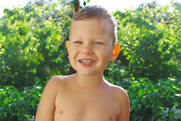Радісна дитина після купання в саду — стокове фото