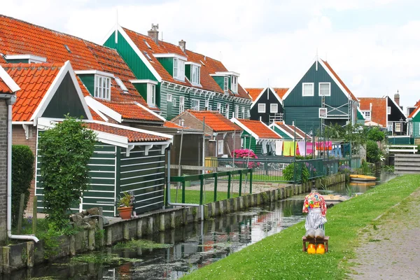 島 marken に農村部の通り。オランダ — ストック写真