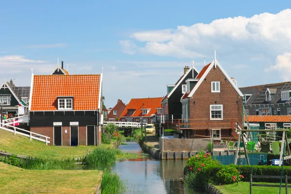 島 marken に農村部の通り。オランダ — ストック写真