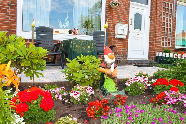 Pequeño jardín frente a la casa holandesa. Países Bajos —  Fotos de Stock