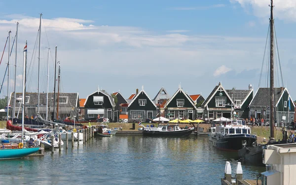 Turister på ön marken pier. Nederländerna — Stockfoto