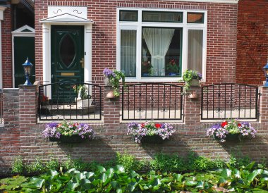Hollandalı evin önündeki çiçekler. Hollanda