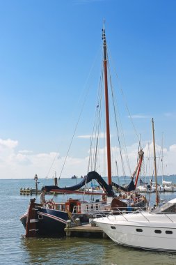 Yatlar Port Volendam. Hollanda