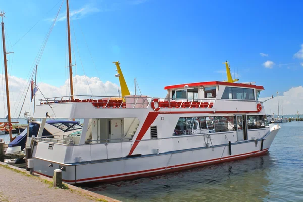 Toeristische boot in de haven van volendam. Nederland — Stockfoto