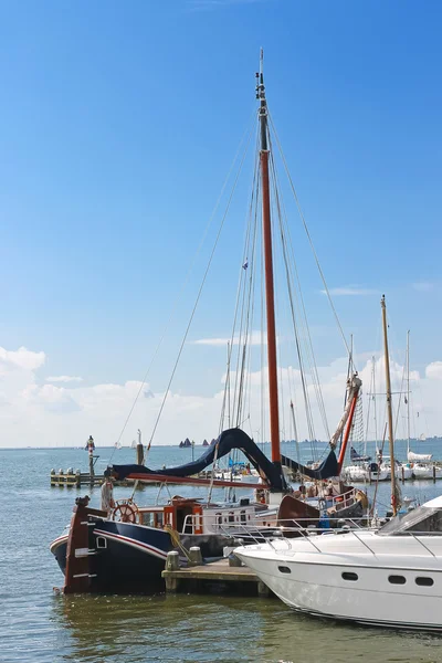 Яхты в порту Волендама. Нидерланды — стоковое фото