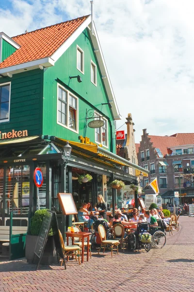 在一家餐厅在 volendam 的游客。荷兰 — 图库照片