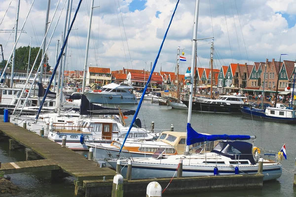 フォーレンダムの港内における船舶。オランダ — ストック写真