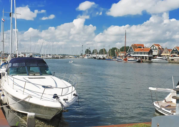 Navires dans le port de Volendam. Pays Bas — Photo