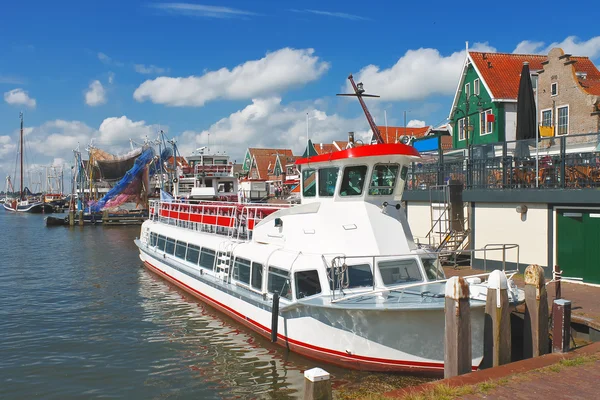 Turistbåd i havnen i Volendam. Nederlandene - Stock-foto