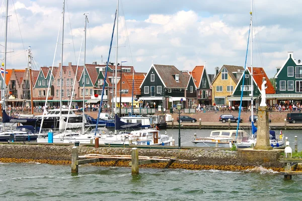 Schepen in de haven van volendam. Nederland — Stockfoto