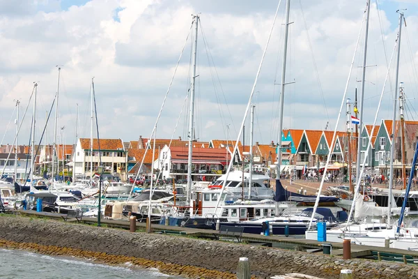 Ships in the port of Volendam. Netherlands — Stock Photo, Image