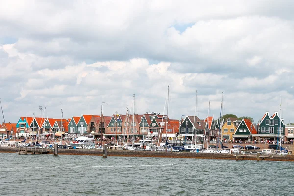 Schepen in de haven van volendam. Nederland — Stockfoto
