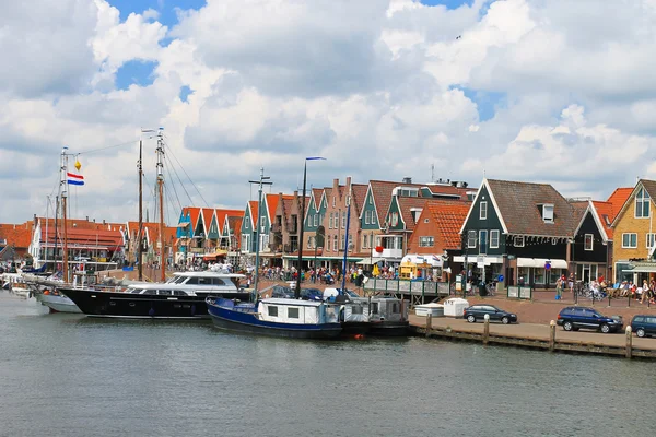 Lodě v přístavu volendam. Nizozemsko — Stock fotografie
