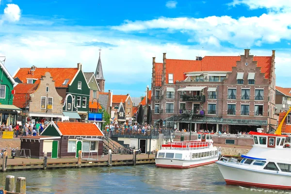Barco turístico no porto de Volendam. Países Baixos Fotografias De Stock Royalty-Free