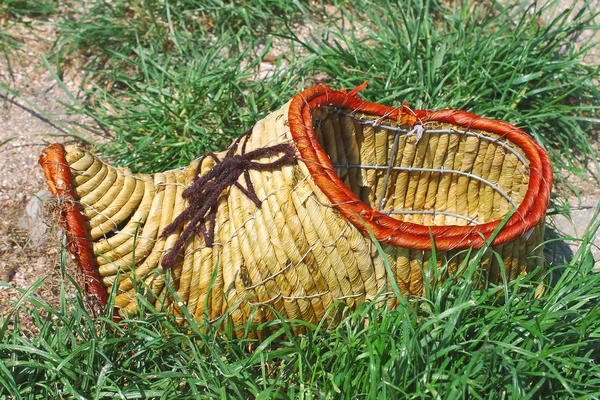 在草地上的编织的鞋。荷兰 — 图库照片