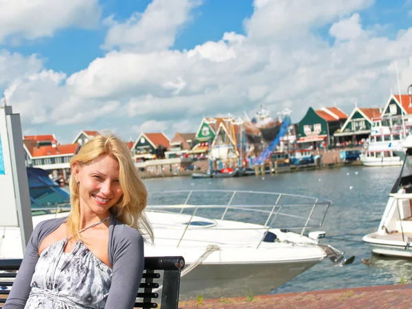 The girl at port of Volendam. Netherlands — Stock Photo, Image