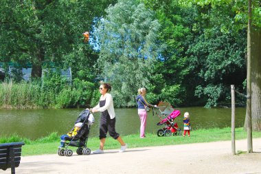 amsterdam şehir parkında çocuklu anneler. Hollanda