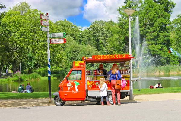 アムステルダムの都市公園におけるカートをスナックします。オランダ — ストック写真