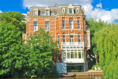 Amsterdam'da bir kanal üzerinde güzel bir konak. Hollanda