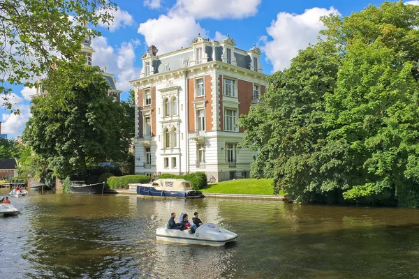 Båt på kanalerna i amsterdam. Nederländerna — Stockfoto