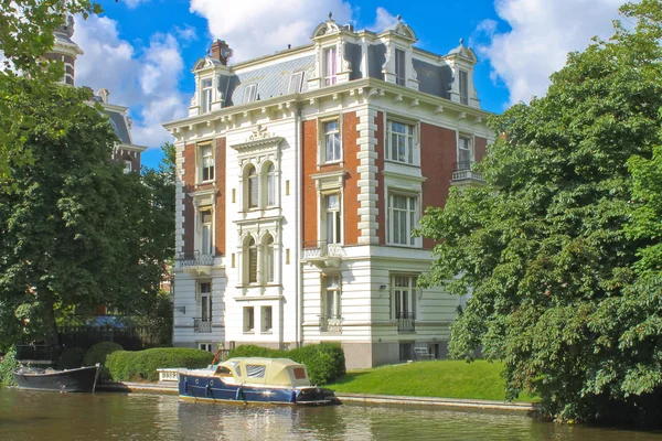 Hermosa mansión en un canal en Ámsterdam. Países Bajos —  Fotos de Stock