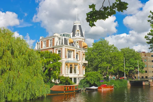 Πάνω σε ένα κανάλι στο Άμστερνταμ το πανέμορφο αρχοντικό. Ολλανδία — Φωτογραφία Αρχείου