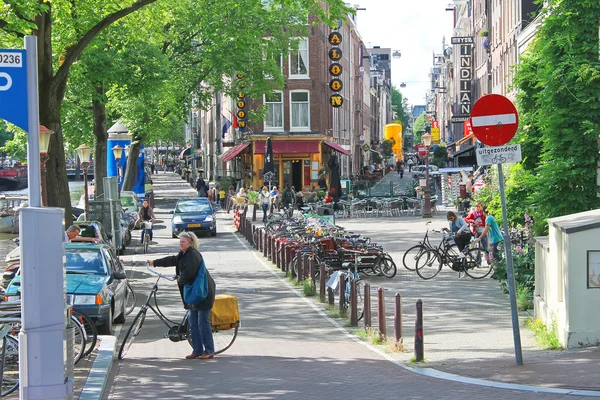 Op de straten van amsterdam. Nederland — Stockfoto