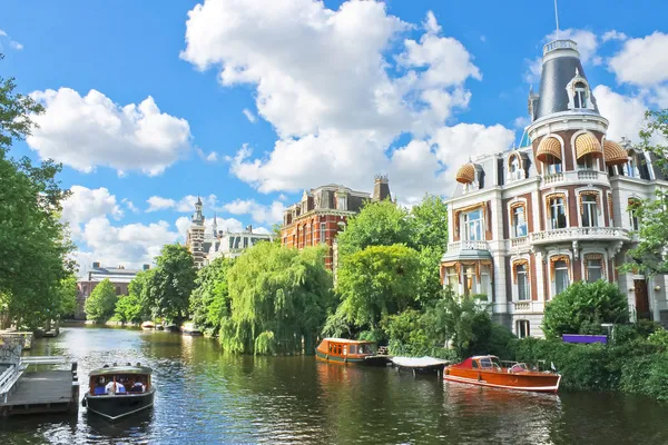 A gyönyörű kastély egy csatorna Amszterdamban. Hollandia — Stock Fotó