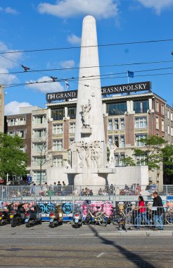 Amsterdam'da dam üstünde anıt. Hollanda