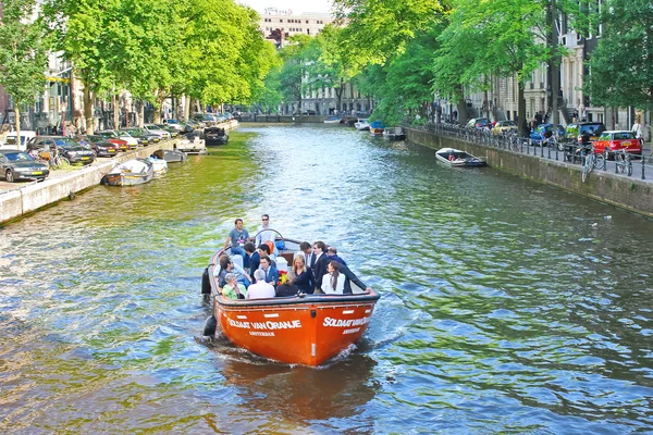 在荷兰阿姆斯特丹的船上的游客 — 图库照片