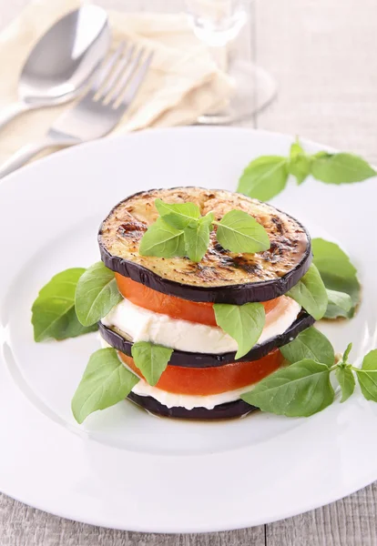 Grillad aubergine, tomat och mozzarella — Stockfoto