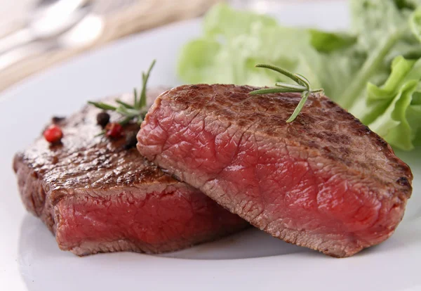 Grilovaný biftek a zeleniny — Stock fotografie