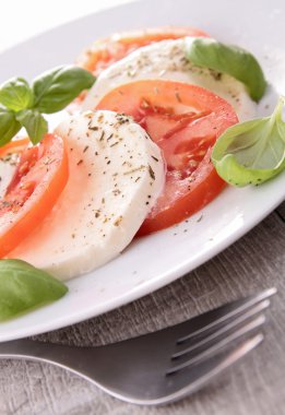 Caprese salatası