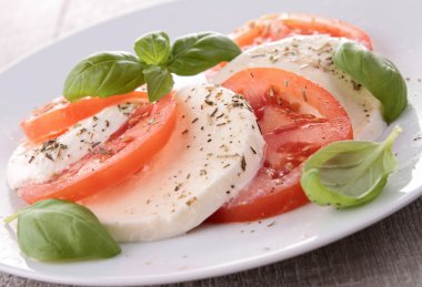 Caprese salatası