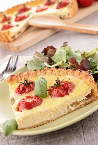 Gourmet tomato quiche and basil — Stock Photo, Image