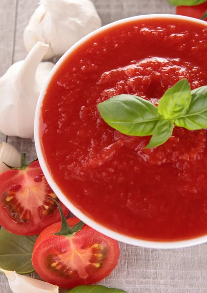 Миска з томатним соусом/супом — стокове фото
