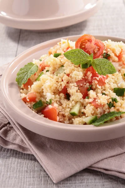Tajine, Couscous-Salat mit Gemüse — Stockfoto