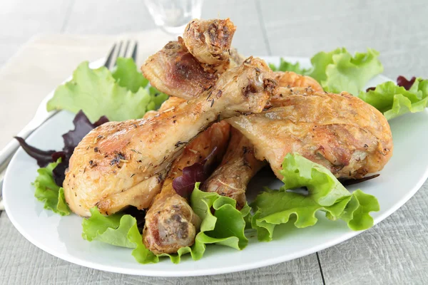 Grilled chicken drumsticks and salad — Stock Photo, Image