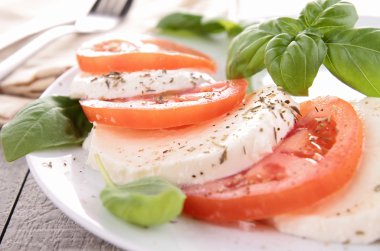 Caprese salatası