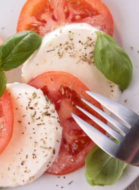 Caprese salatası