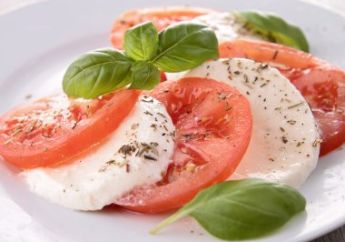 Caprese salatası