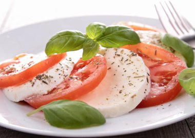 Caprese salatası