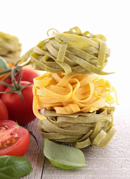 Rå pasta och ingredienser — Stockfoto