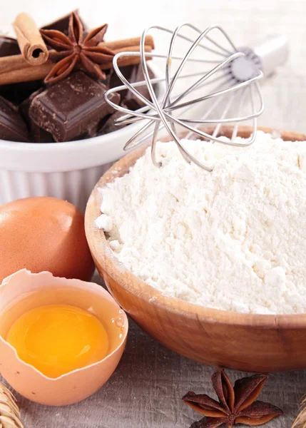 Harina, huevo e ingredientes — Foto de Stock