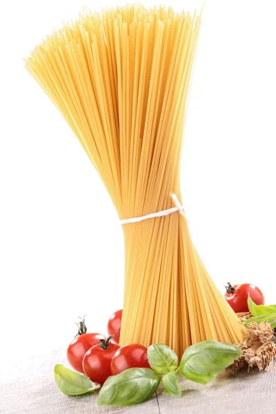 Spaghetti med tomat och basilika — Stockfoto