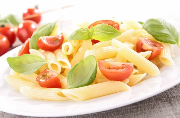 Placa de pasta con tomate y albahaca — Foto de Stock